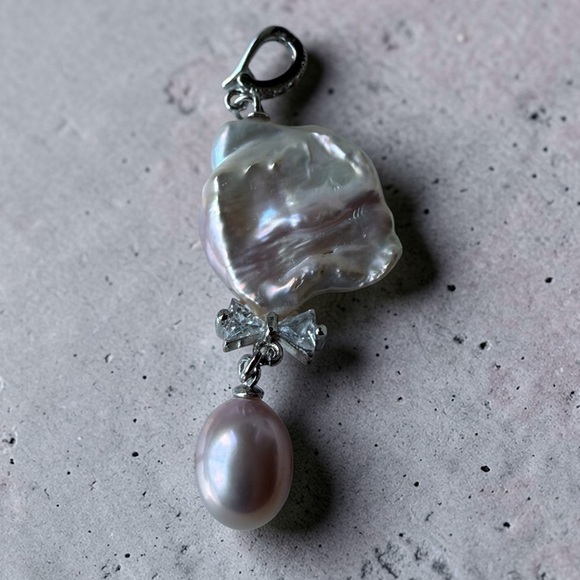 Jewelry - Large Freshwater Petal Pearl Pendant Dangle Oval Pearl Silver Tone